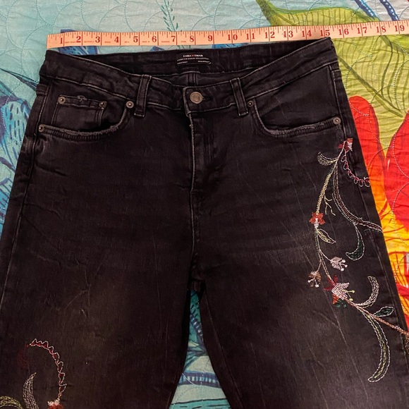 NWOT Zara Black Floral Embroidered Raw Hem Skinny Jeans Waist 15”. - Picture 6 of 13